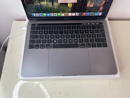 MacBook Pro (2019) [13,3", Touch Bar, Intel Core i5 2,4GHz, 8GB RAM, 256GB SSD, Intel Iris Plus Graphics 655, Mac OS X] Grigio