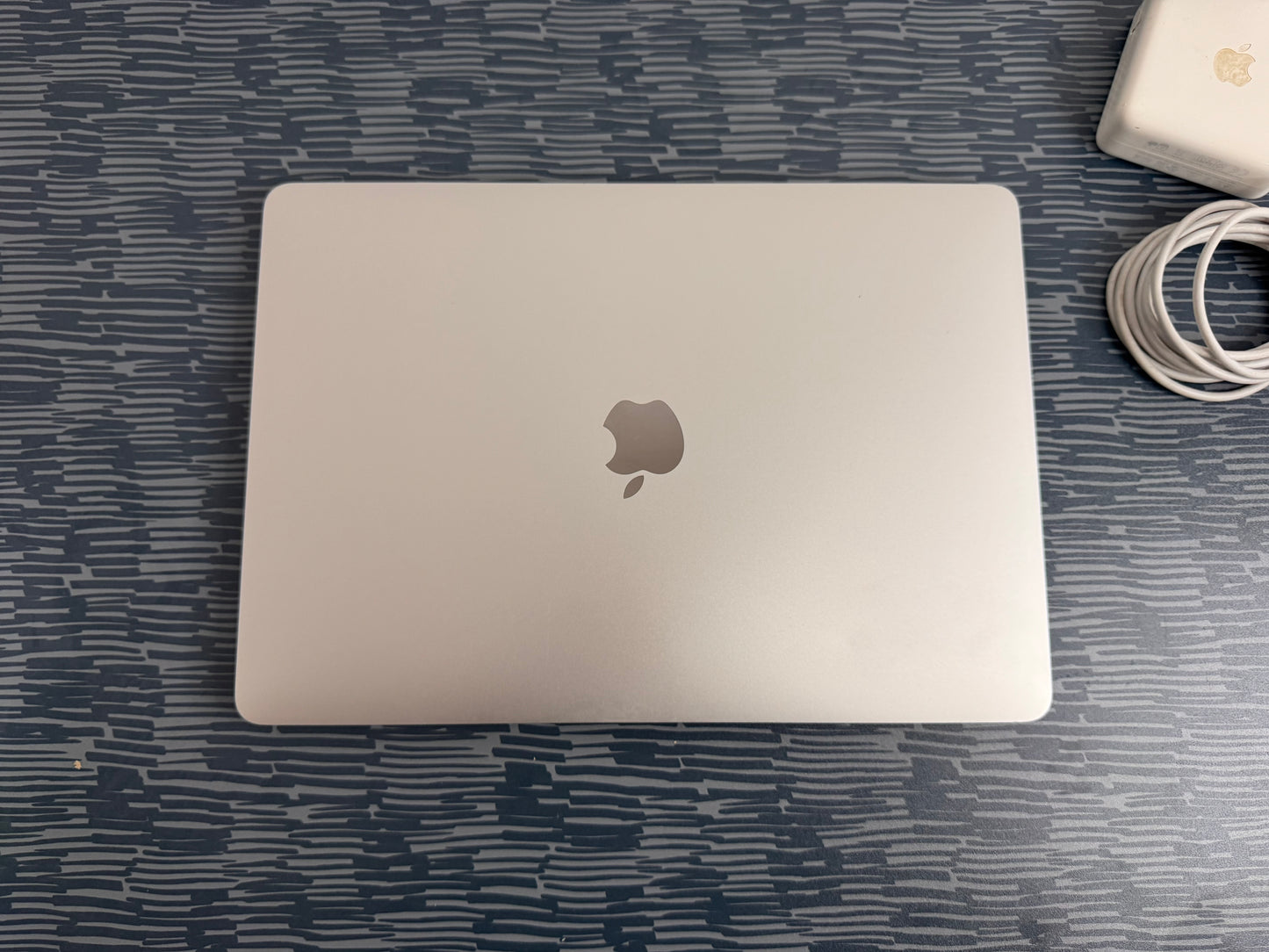 MacBook Pro (2019) [13,3", Touch Bar, Intel Core i5 1,4GHz, 8GB RAM, 128GB SSD, Intel Iris Plus Graphics 645, Mac OS X] argento