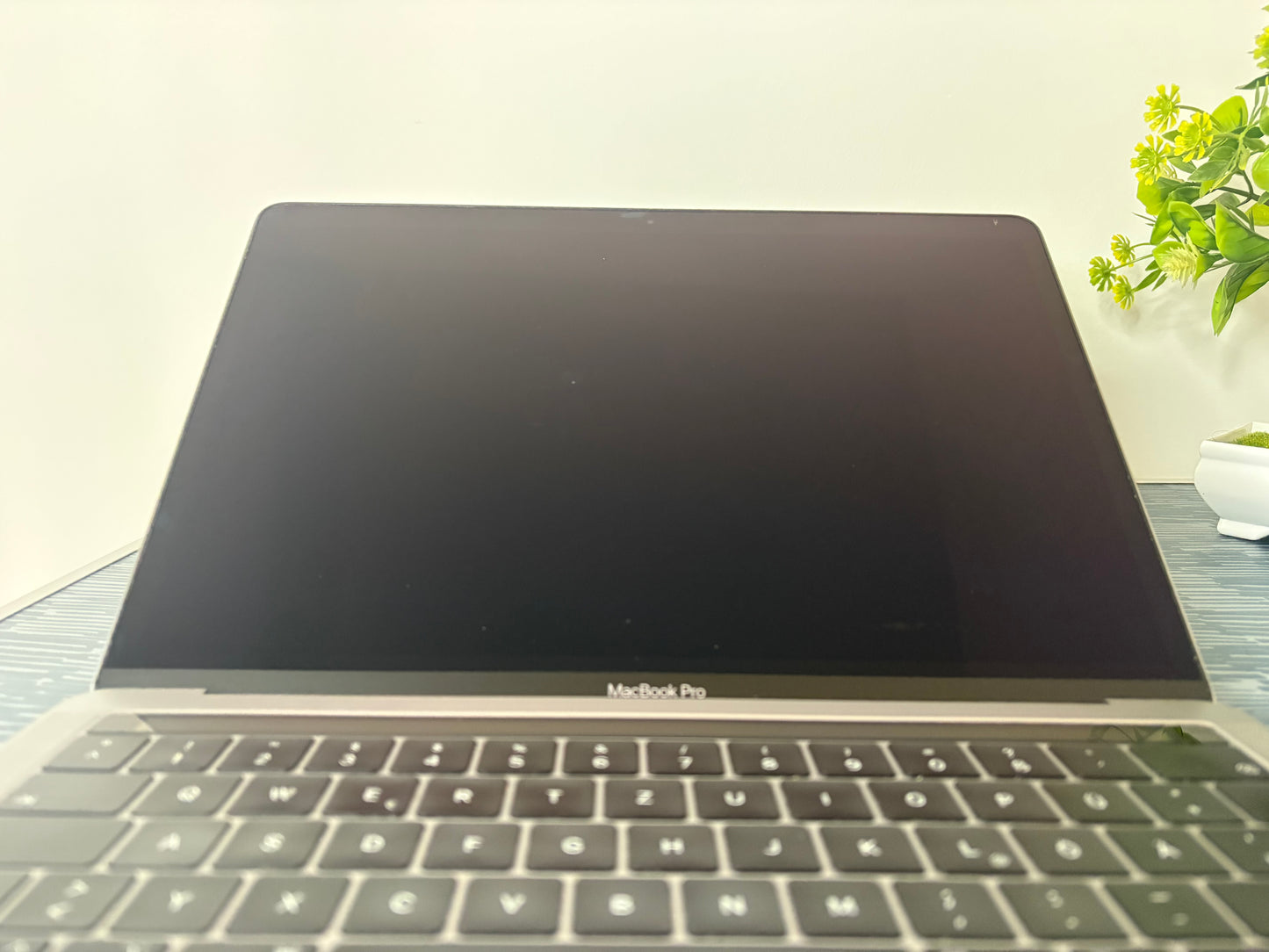 MacBook Pro (Mid 2018) [13,3", Touch Bar, Intel Core i5 2,3GHz, 8GB RAM, 256GB SSD, Intel Iris Plus Graphics 655, macOS] Grigio