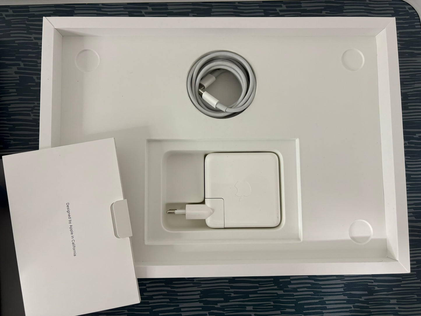 MacBook Pro (2020) [13,3", Touch Bar, Intel Core i5 2,0GHz, 16GB RAM, 512GB SSD, Intel Iris Plus Graphics, macOS] Grigio