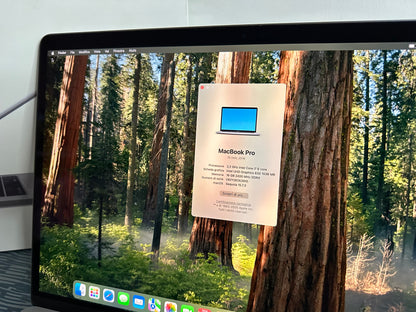 MacBook Pro (Mid 2018) [15,4", Touch Bar, Intel Core i7 2,2GHz, 16GB RAM, 512GB SSD, AMD Radeon Pro 555X, macOS] grigio