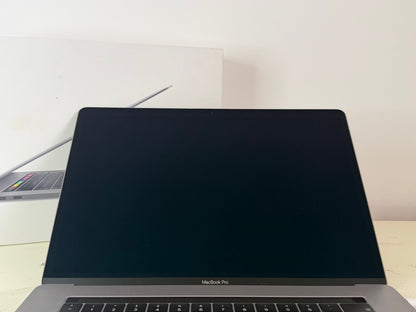 MacBook Pro (2019) [15,4", Touch Bar, Intel Core i7 2,6GHz, 16GB RAM, 256GB SSD, Intel UHD Graphics 630, Mac OS X] Grigio