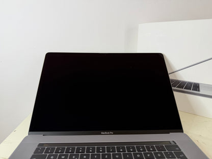 MacBook Pro (2017) [15,4", Touch Bar, Intel Core i7 2,8GHz, 16GB RAM, 256GB SSD, Intel HD Graphics 630 + AMD Radeon Pro 555, macOS] grigio