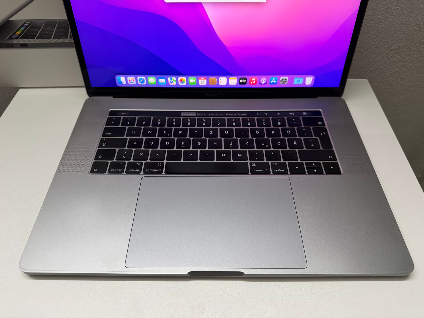 MacBook Pro (2016) [15,4", Touch Bar, Intel Core i7 2,6GHz, 16GB RAM, 512GB SSD, AMD Radeon Pro, macOS] Grigio