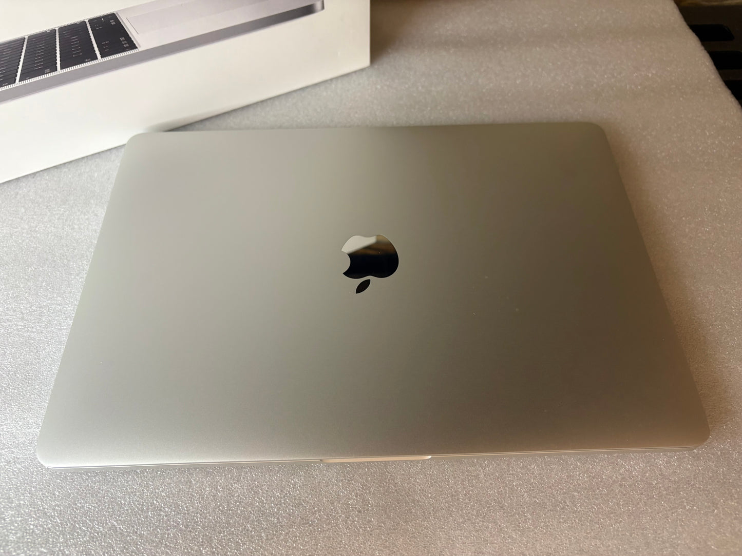 MacBook Pro (Mid 2017) [13,3", Touch Bar, Intel Core i5 3,1GHz, 8GB RAM, 512GB SSD, Intel Iris Plus Graphics 650, macOS] argento