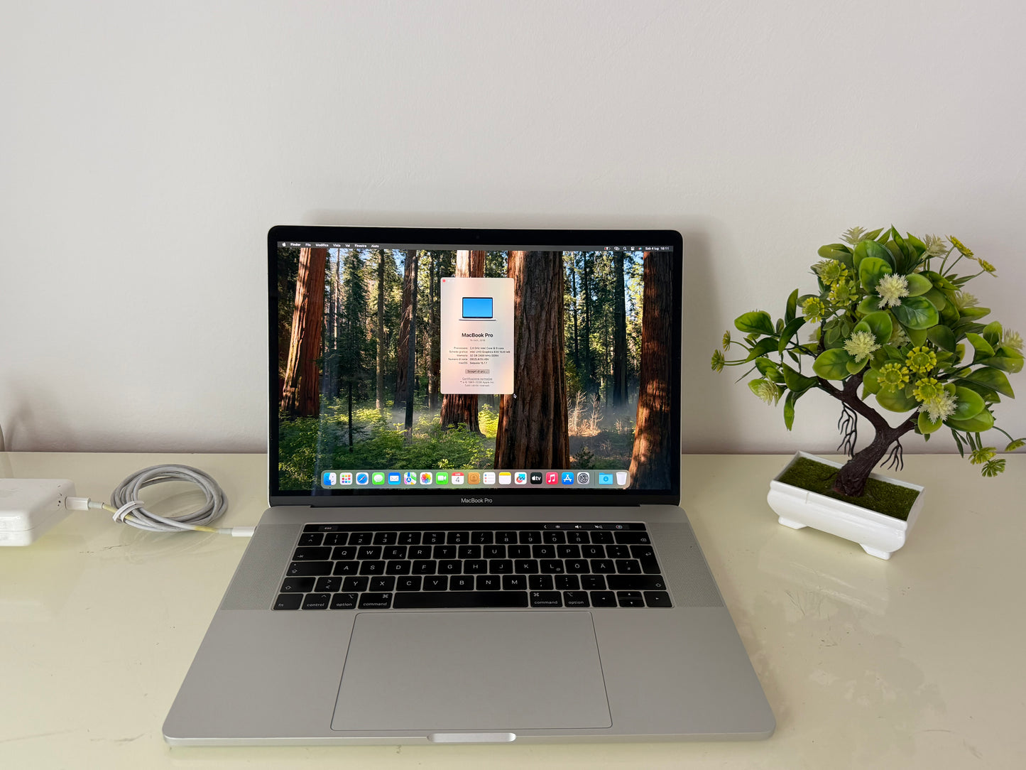 MacBook Pro (2019) [15,4", Intel Core i9 2,4GHz, 32GB RAM, 1TB SSD, Radeon Pro Vega 20, macOS] argento