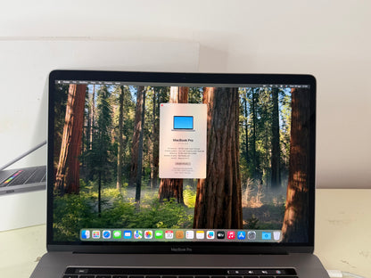 MacBook Pro (2019) [15,4", Touch Bar, Intel Core i7 2,6GHz, 16GB RAM, 256GB SSD, Intel UHD Graphics 630, Mac OS X] Grigio