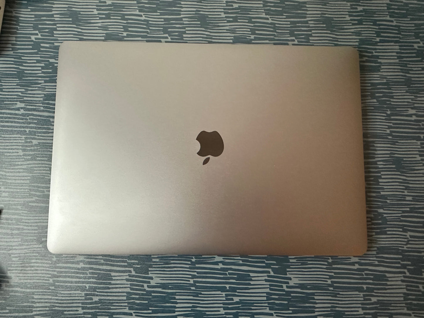 MacBook Pro (2019) [15,4", Touch Bar, Intel Core i7 2,6GHz, 16GB RAM, 256GB SSD, Intel UHD Graphics 630, AMD Radeon Pro 555X, macOS] grigio