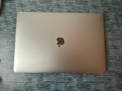 MacBook Pro (2019) [15,4", Touch Bar, Intel Core i7 2,6GHz, 16GB RAM, 256GB SSD, Intel UHD Graphics 630, AMD Radeon Pro 555X, macOS] grigio