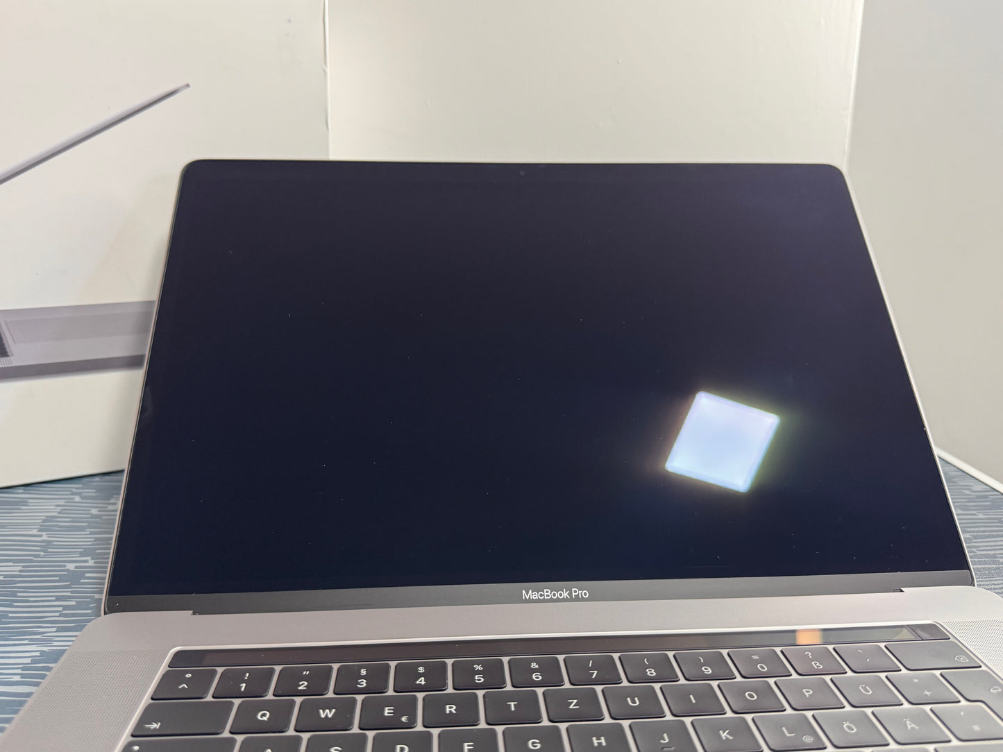 MacBook Pro (Mid 2018) [15,4", Touch Bar, Intel Core i7 2,2GHz, 16GB RAM, 512GB SSD, AMD Radeon Pro 555X, macOS] grigio