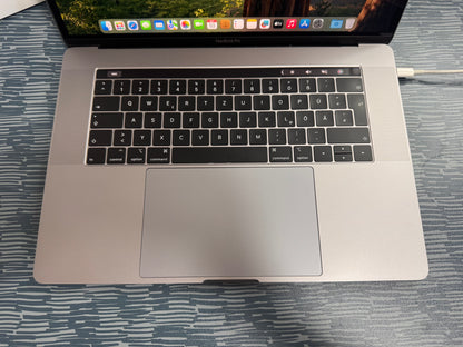 MacBook Pro (Mid 2018) [15,4", Touch Bar, Intel Core i7 2,2GHz, 16GB RAM, 512GB SSD, AMD Radeon Pro 555X, macOS] grigio