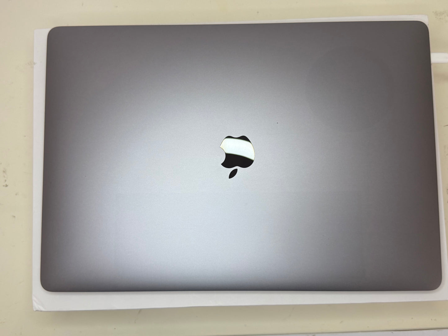 MacBook Pro (2019) [15,4", Touch Bar, Intel Core i7 2,6GHz, 16GB RAM, 256GB SSD, Intel UHD Graphics 630, Mac OS X] Grigio