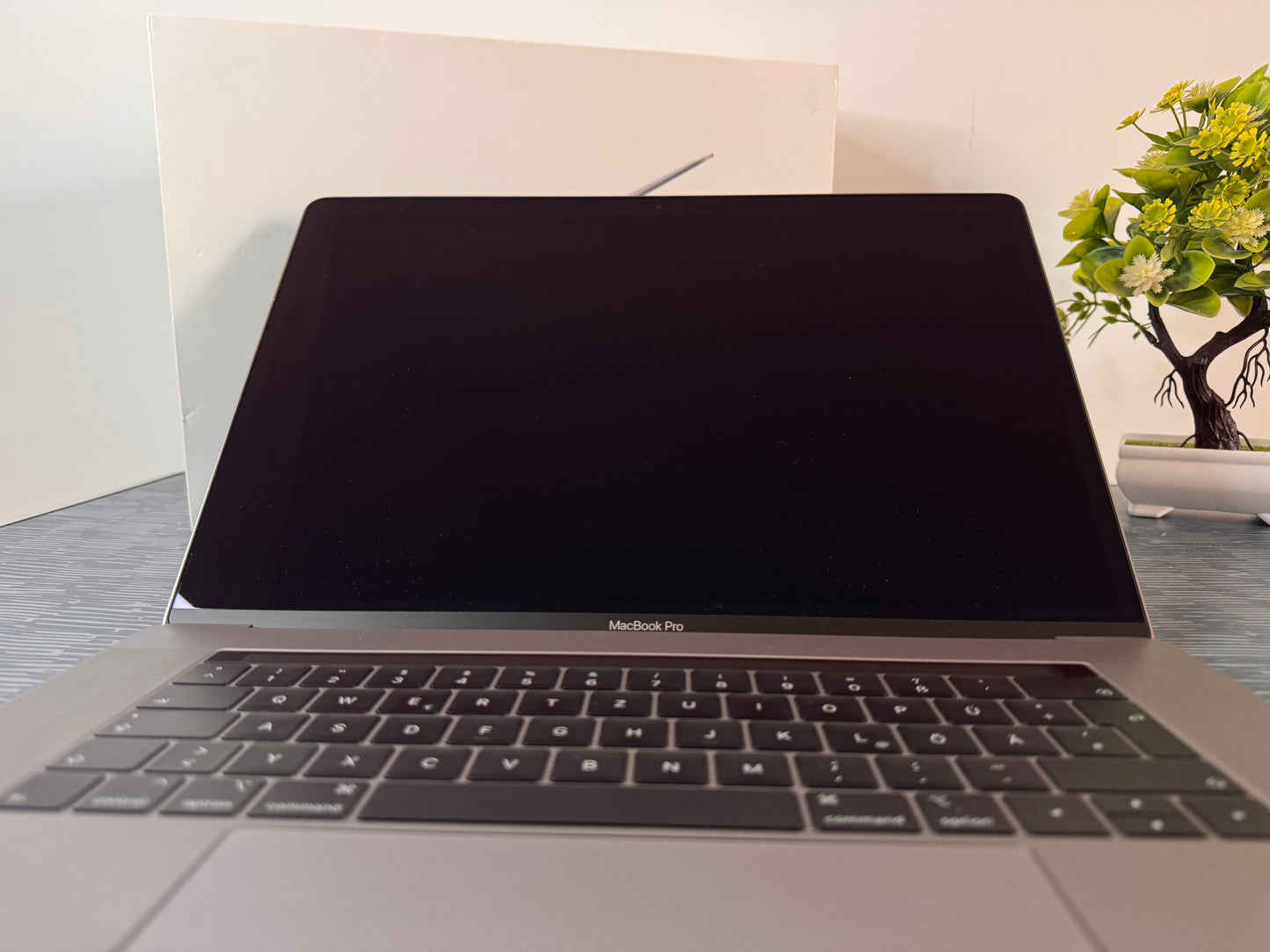 MacBook Pro (2019) [15,4", Retina, Touch Bar, Intel Core i7 2,6GHz, 16GB RAM, 256GB SSD, Intel UHD Graphics 630, AMD Radeon Pro 555X, Mac OS X] grigio