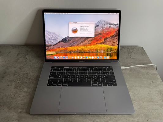MacBook Pro (2017) [15,4", Touch Bar, Intel Core i7 2,8GHz, 16GB RAM, 256GB SSD, Intel HD Graphics 630 + AMD Radeon Pro 555, macOS] grigio