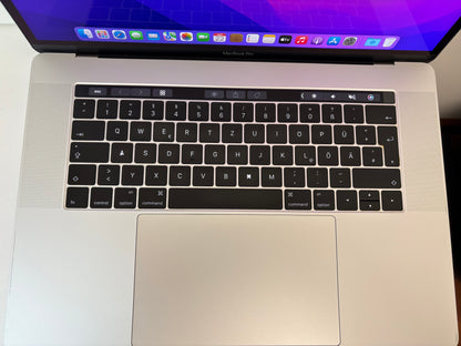 Apple MacBook Pro (2016) [15,4", Retina, Touch Bar, Intel Core i7 2,6GHz, 16GB RAM, 256GB SSD, Intel HD Graphics 530 + AMD Radeon Pro 450, macOS] argento