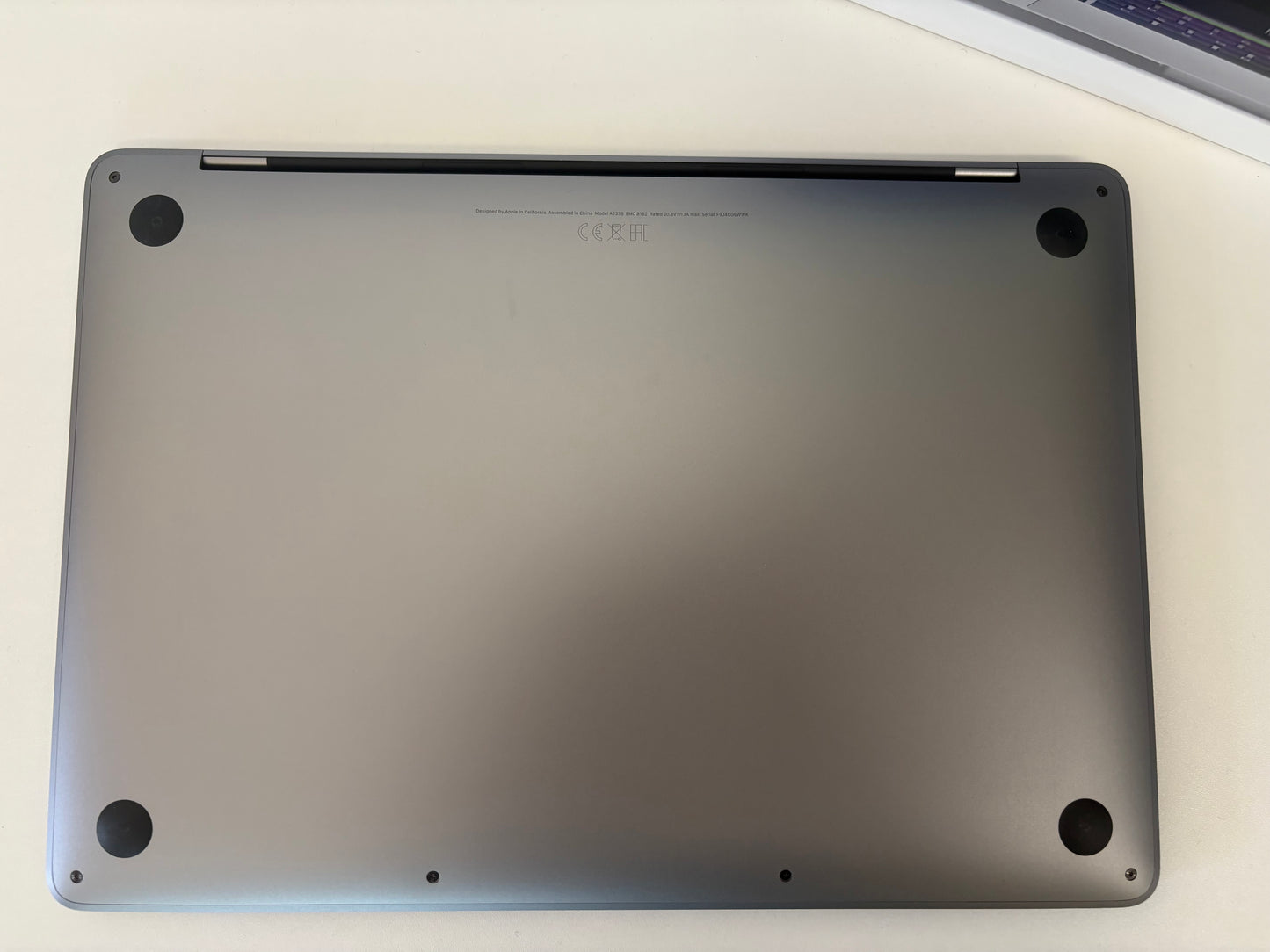 MacBook Pro (Mid 2022) [13,3", Liquid Retina, Touch Bar, Apple M2 8-Core 3,2GHz, 8GB RAM, 256GB SSD, Apple 10-Core, macOS] Grigio