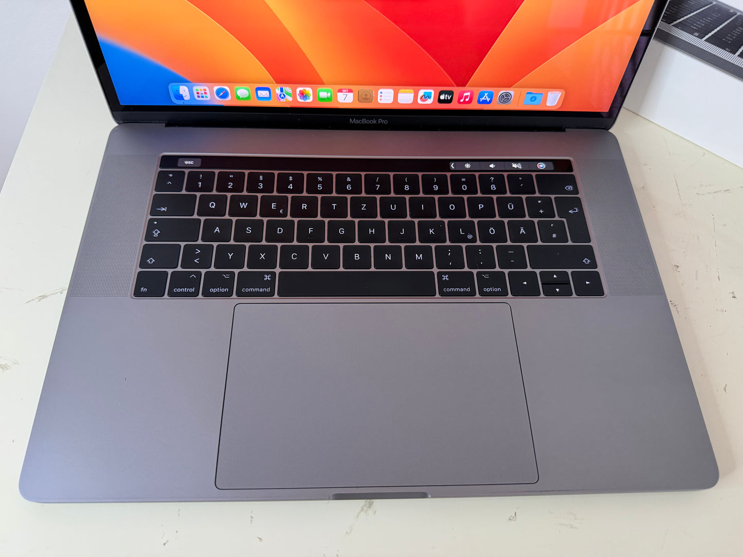 MacBook Pro (2017) [15,4", Touch Bar, Intel Core i7 2,8GHz, 16GB RAM, 256GB SSD, Intel HD Graphics 630 + AMD Radeon Pro 555, macOS] grigio