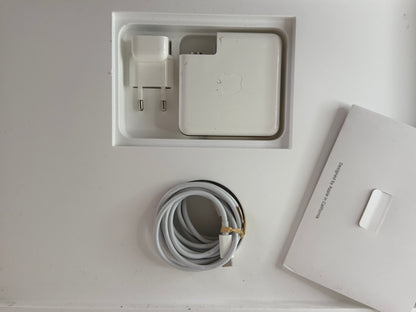MacBook Pro (2019) [15,4", Touch Bar, Intel Core i7 2,6GHz, 16GB RAM, 256GB SSD, Intel UHD Graphics 630, Mac OS X] Grigio