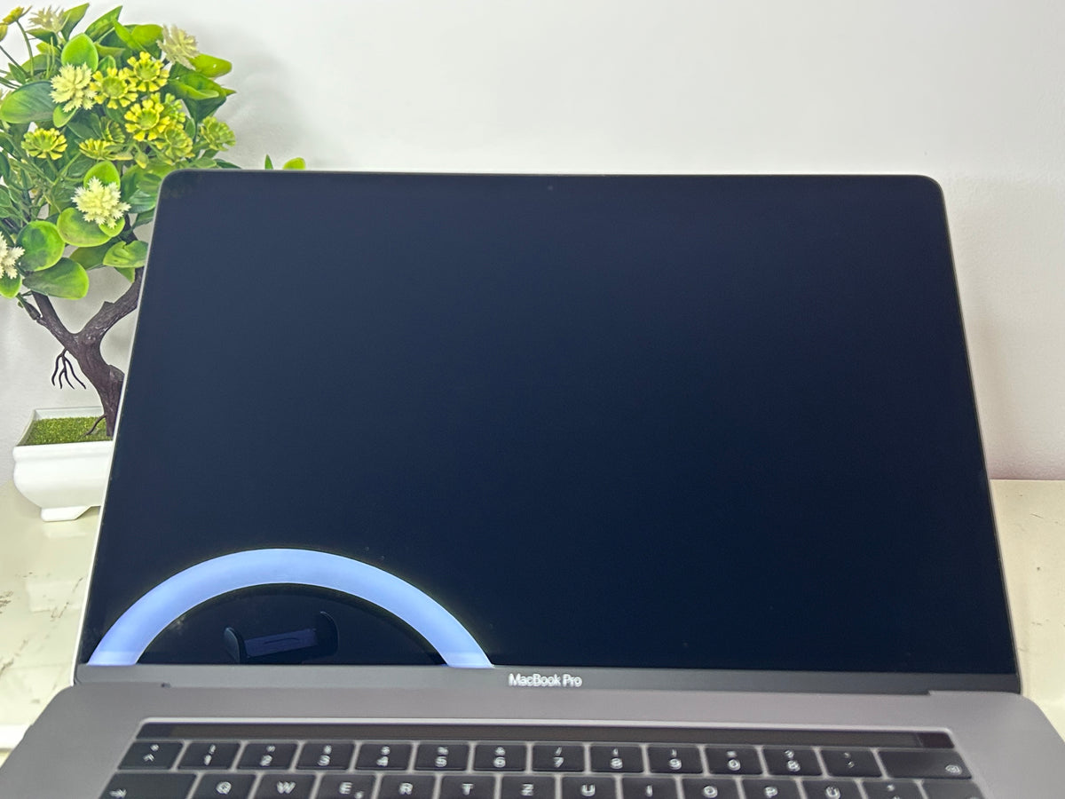MacBook Pro (2019) [15,4", Touch Bar, Intel Core i9 2,4GHz, 32GB RAM, 512GB SSD, Intel UHD Graphics 630, Mac OS X] Grigio
