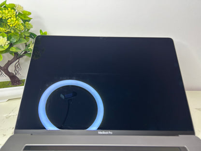 MacBook Pro (2018) [15,4", Touch Bar, Intel Core i9 2,9GHz, 32GB RAM, 512GB SSD, Intel UHD Graphics 630, macOS] grigio