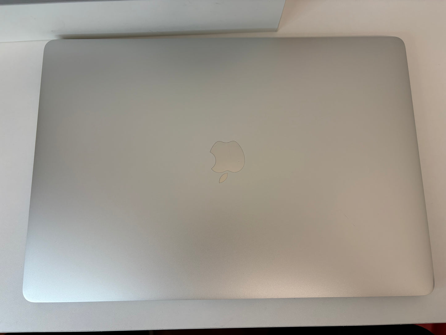 Apple MacBook Pro (2016) [15,4", Retina, Touch Bar, Intel Core i7 2,6GHz, 16GB RAM, 256GB SSD, Intel HD Graphics 530 + AMD Radeon Pro 450, macOS] argento