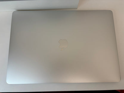 Apple MacBook Pro (2016) [15,4", Retina, Touch Bar, Intel Core i7 2,6GHz, 16GB RAM, 256GB SSD, Intel HD Graphics 530 + AMD Radeon Pro 450, macOS] argento
