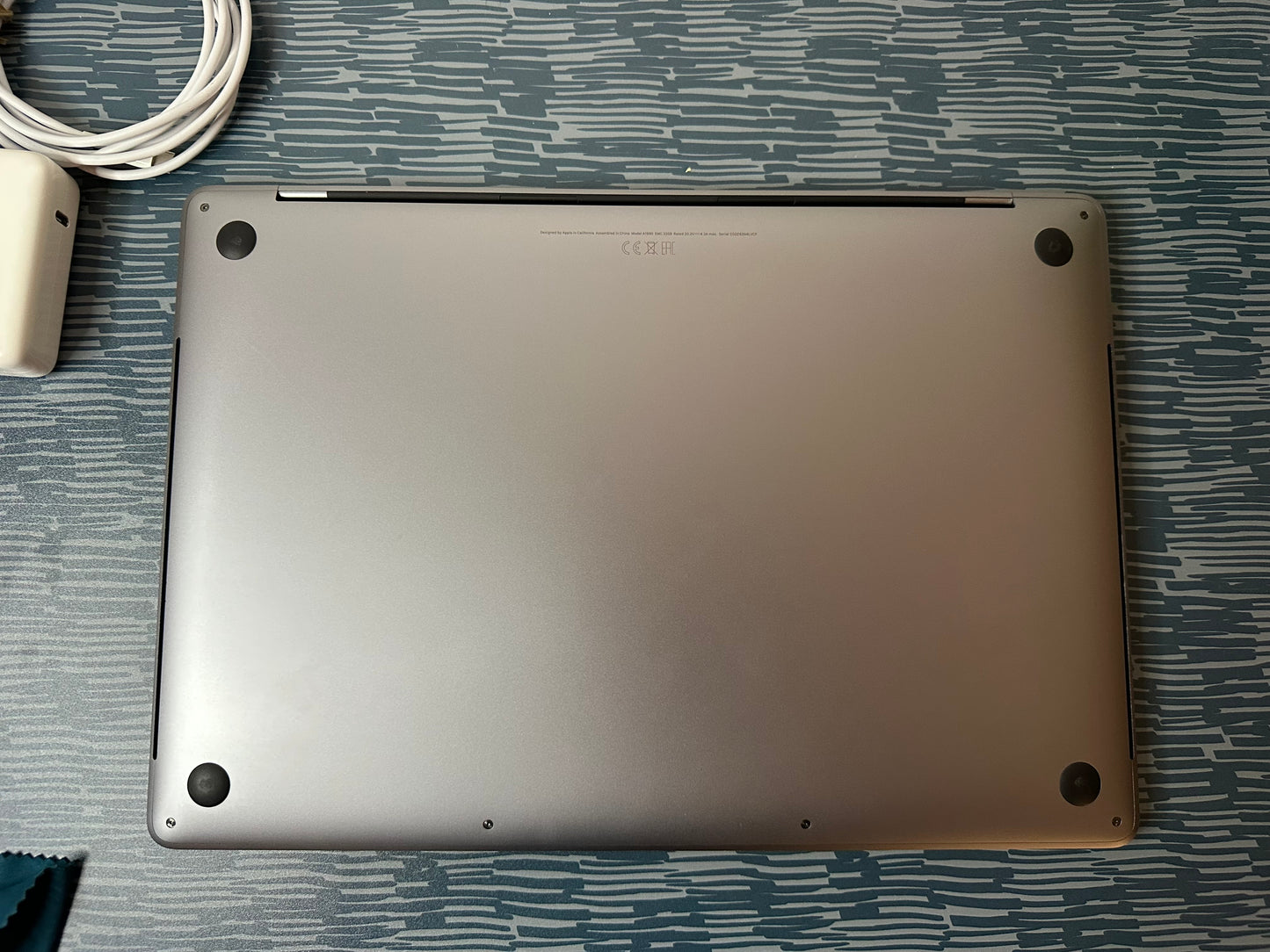 MacBook Pro (2019) [15,4", Touch Bar, Intel Core i7 2,6GHz, 16GB RAM, 256GB SSD, Intel UHD Graphics 630, AMD Radeon Pro 555X, macOS] grigio