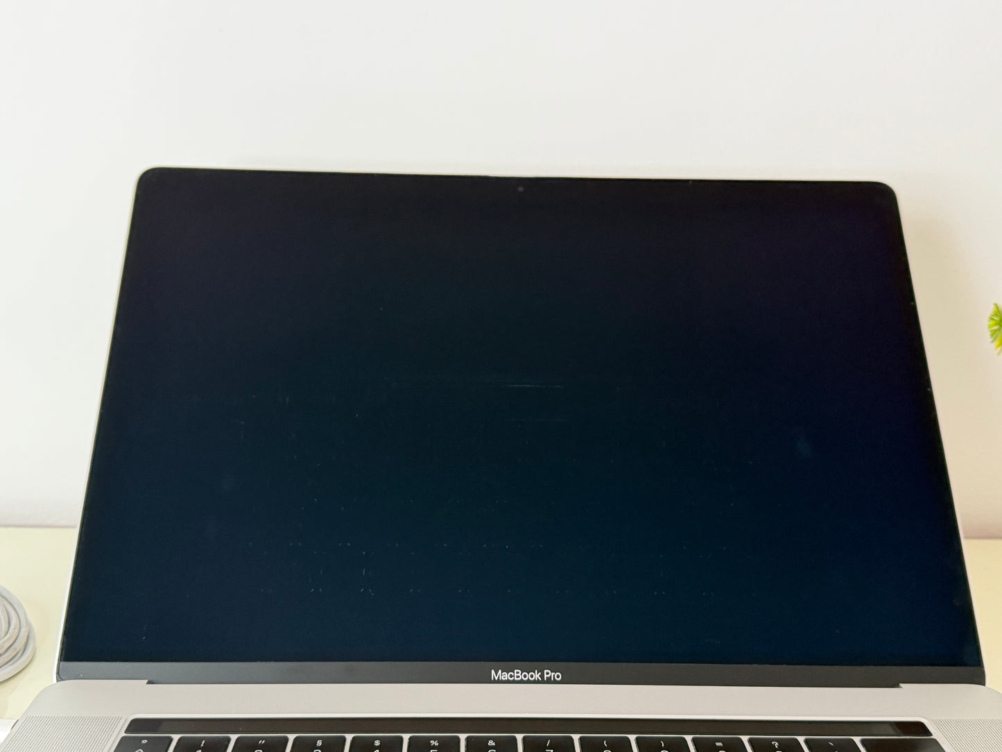MacBook Pro (2019) [15,4", Intel Core i9 2,4GHz, 32GB RAM, 1TB SSD, Radeon Pro Vega 20, macOS] argento