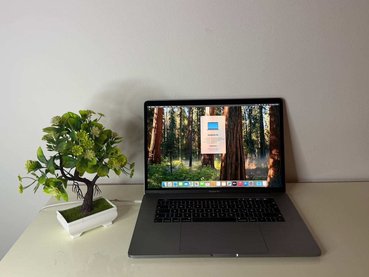 MacBook Pro (2019) [15,4", Touch Bar, Intel Core i9 2,3GHz, 32GB RAM, 1TB SSD, Intel UHD Graphics 630 + AMD Radeon Pro 560X, macOS] Grigio