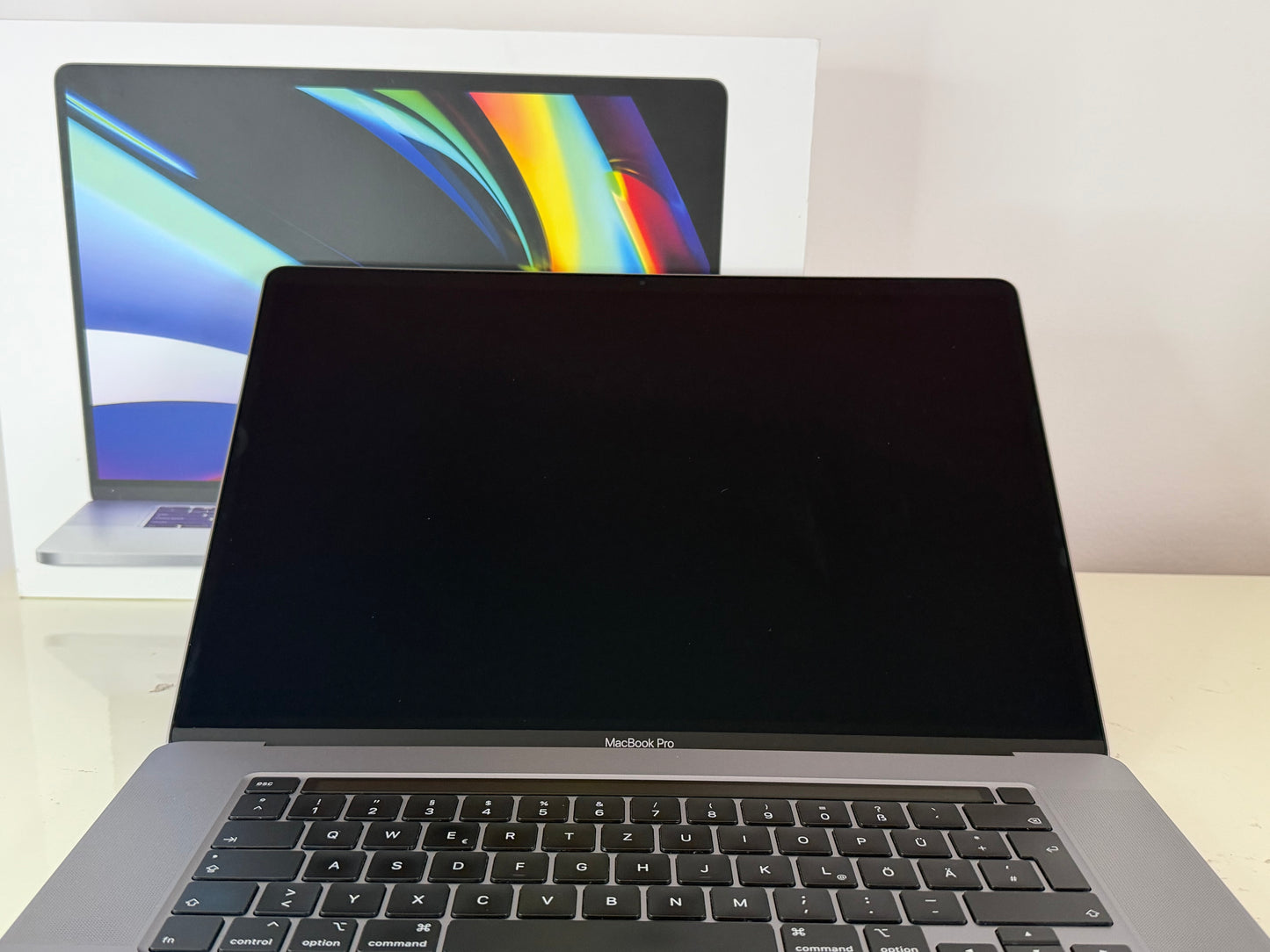 MacBook Pro (2019) [16", Touch Bar, Intel Core i9 2, 3GHz, 16GB RAM, 1TB SSD, AMD Radeon Pro 5500M, Mac OS X] Grigio