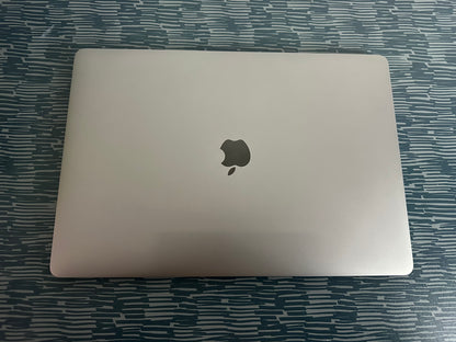 MacBook Pro (Mid 2018) [15,4", Touch Bar, Intel Core i7 2,2GHz, 16GB RAM, 512GB SSD, AMD Radeon Pro 555X, macOS] grigio
