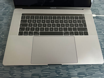 MacBook Pro (2019) [15,4", Retina, Touch Bar, Intel Core i7 2,6GHz, 16GB RAM, 512GB SSD, Intel UHD Graphics 630, AMD Radeon Pro 555X, Mac OS X] grigio