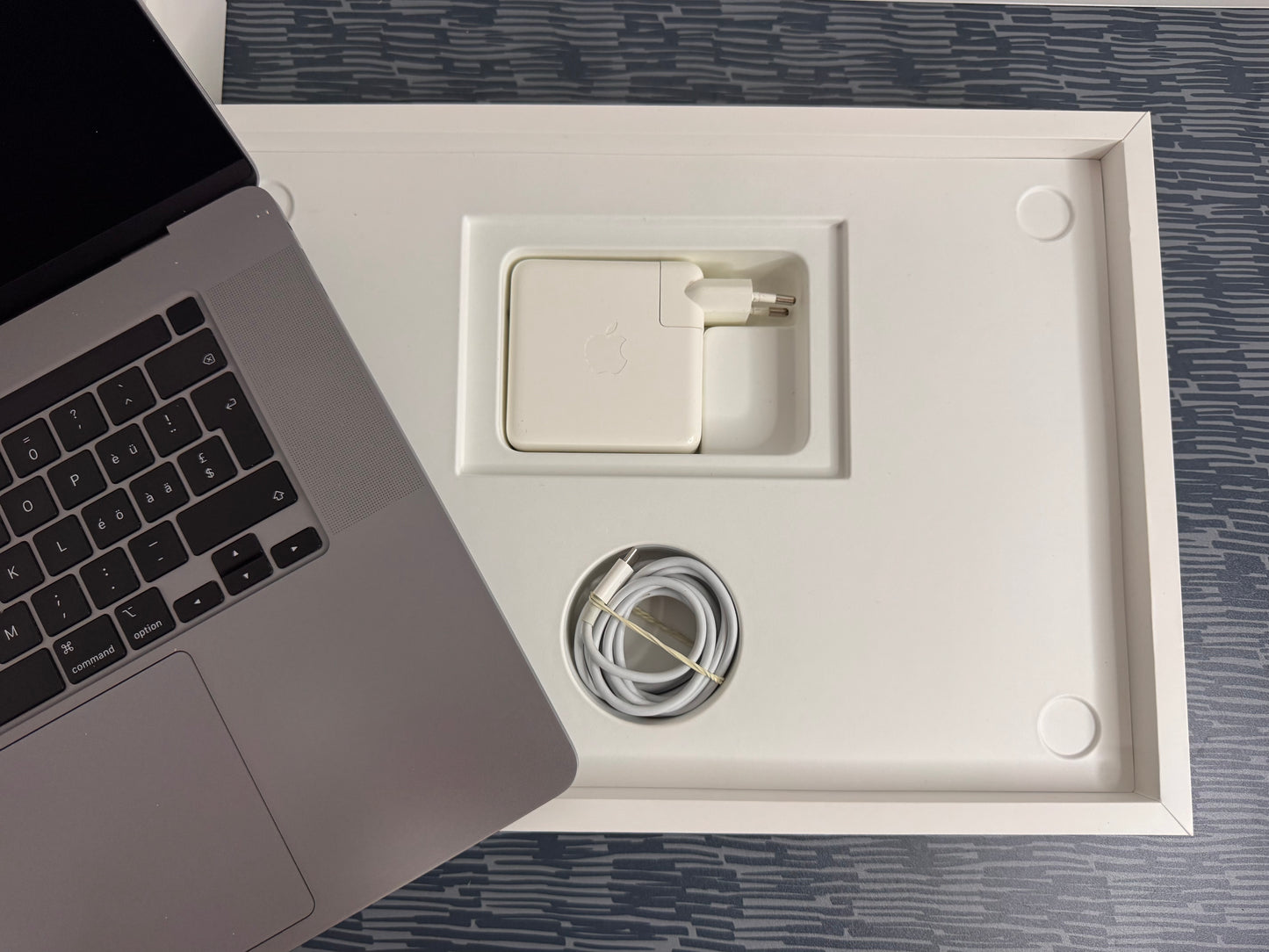 MacBook Pro (2019) [16", Touch Bar, Intel Core i9 2,3GHz, 16GB RAM, 1TB SSD, AMD Radeon Pro 5500M, Mac OS X] grigio