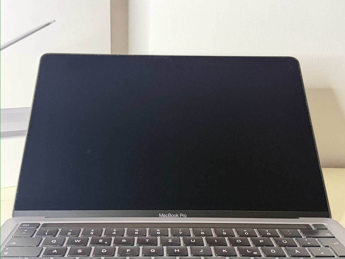 MacBook Pro (2020) [13,3", Touch Bar, Intel Core i5 2,0GHz, 16GB RAM, 1TB SSD, Intel Iris Plus Graphics, macOS] grigio