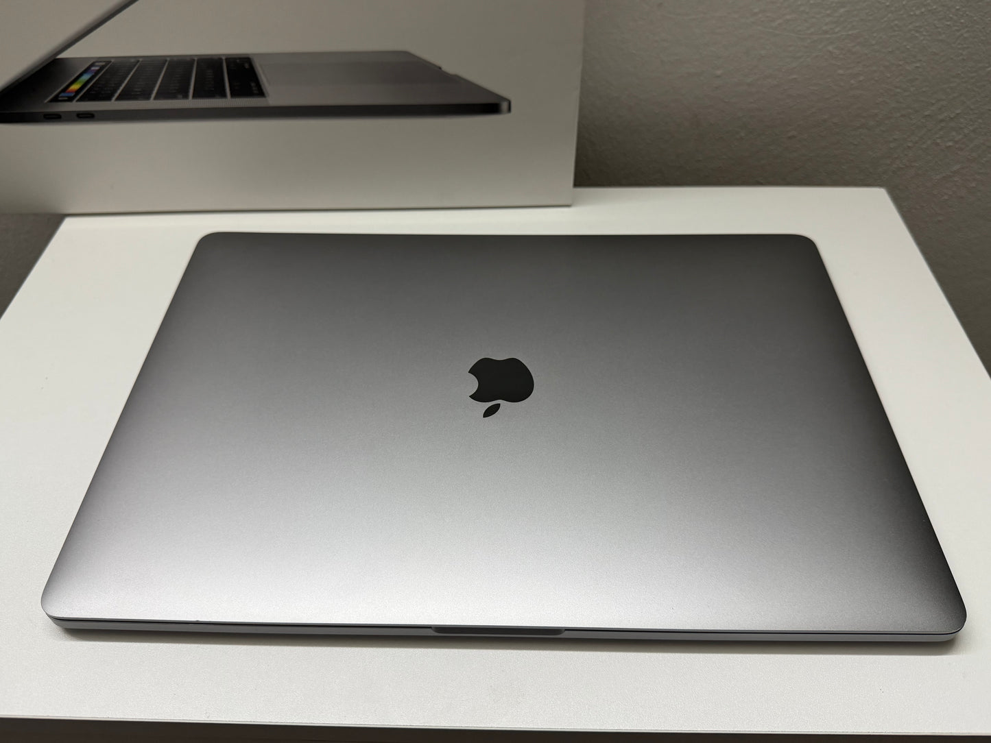 MacBook Pro (2016) [15,4", Touch Bar, Intel Core i7 2,6GHz, 16GB RAM, 512GB SSD, AMD Radeon Pro, macOS] Grigio