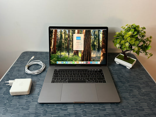 MacBook Pro (2019) [15,4", Touch Bar, Intel Core i7 2,6GHz, 16GB RAM, 256GB SSD, Intel UHD Graphics 630, AMD Radeon Pro 555X, macOS] grigio