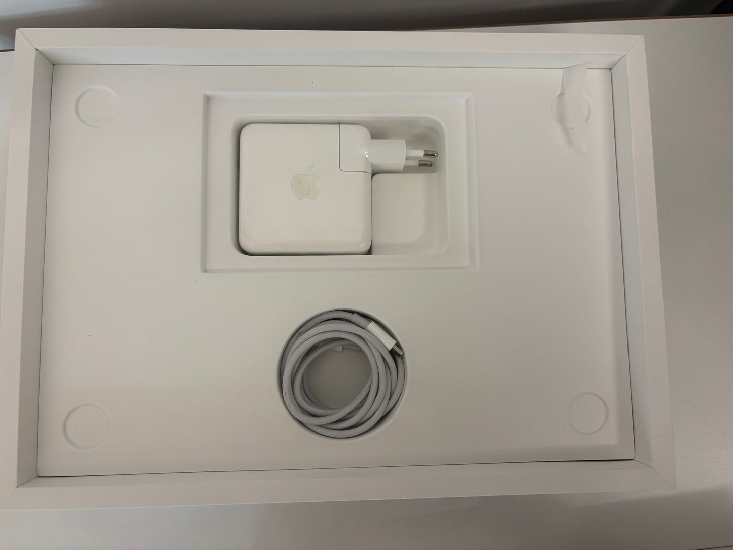 MacBook Pro (Mid 2022) [13,3", Liquid Retina, Touch Bar, Apple M2 8-Core 3,2GHz, 8GB RAM, 256GB SSD, Apple 10-Core, macOS] Grigio