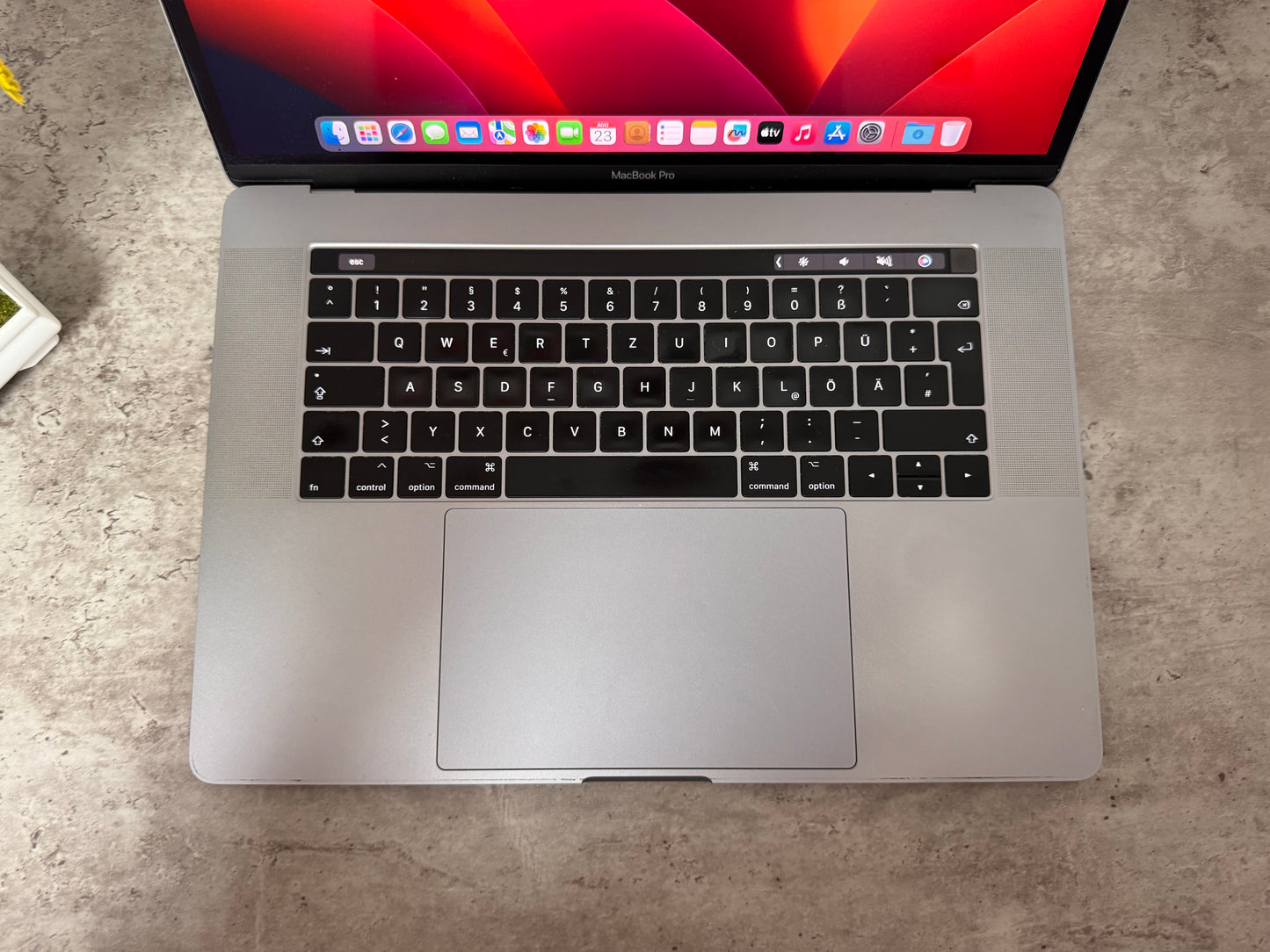 MacBook Pro (2017) [15,4", Touch Bar, Intel Core i7 2,9GHz, 16GB RAM, 512GB SSD, AMD Radeon Pro 560, macOS] grigio