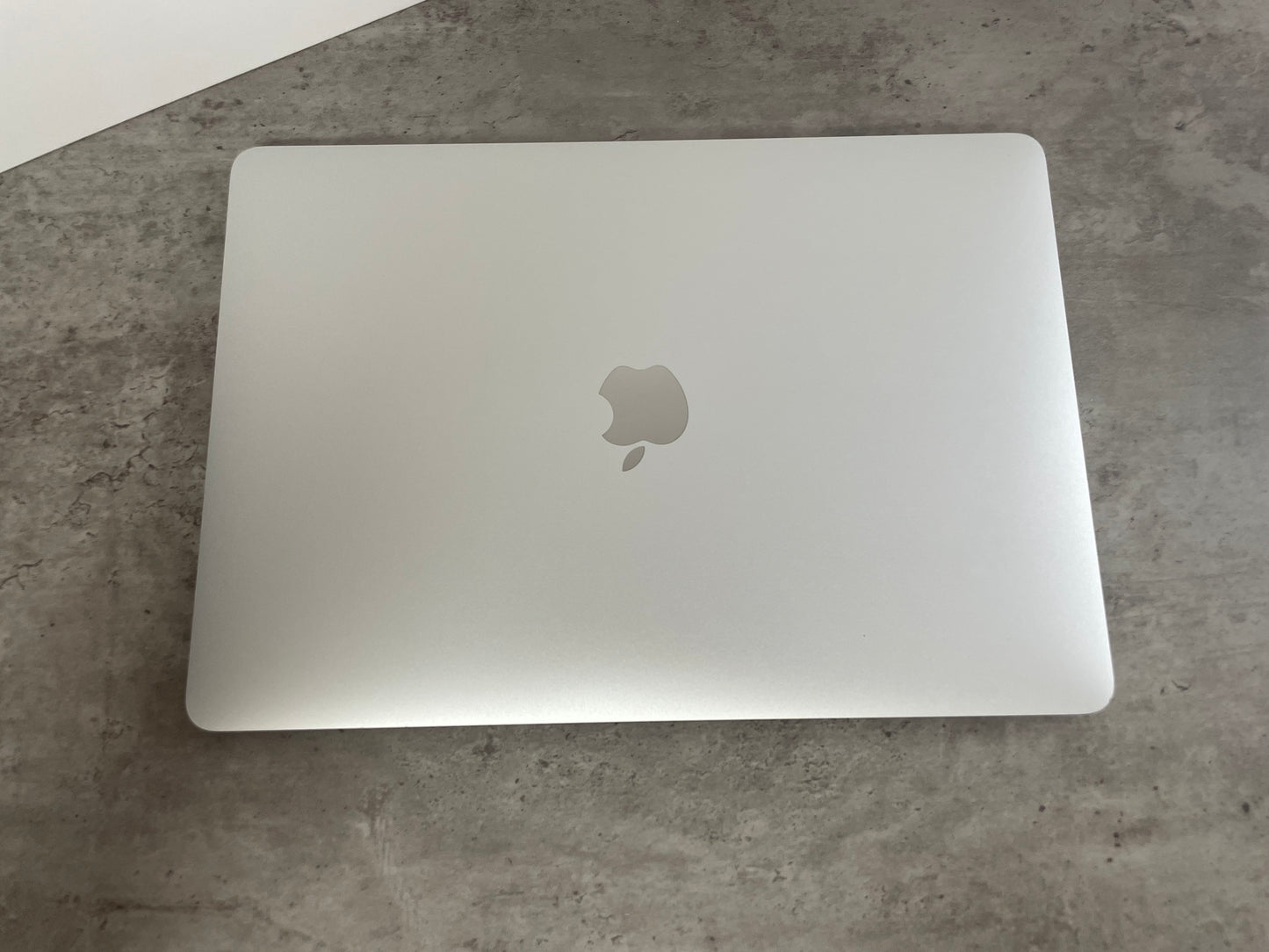 MacBook Air (Mid 2019) [13,3", Retina, Intel Core i5 1,6GHz, 16GB RAM, 128GB SSD, Intel UHD Graphics 617, macOS] argento
