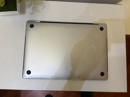 MacBook Pro (2019) [13,3", Touch Bar, Intel Core i5 2,4GHz, 16GB RAM, 256GB SSD, Intel Iris Plus Graphics 655, Mac OS X] argento