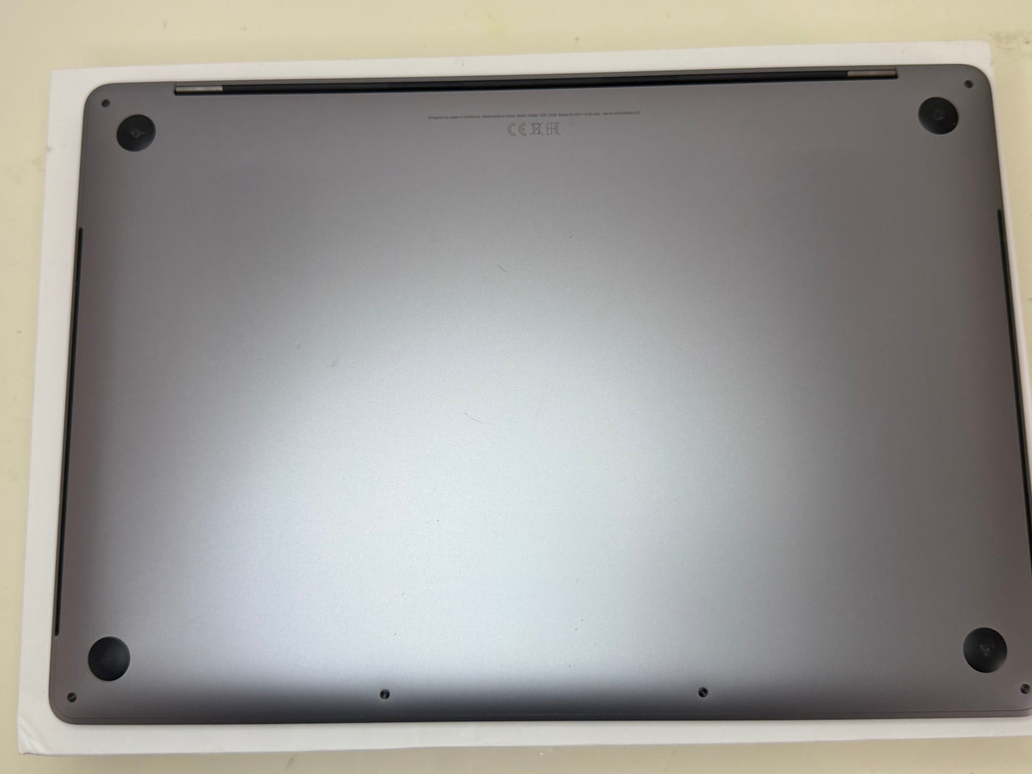 MacBook Pro (2019) [15,4", Touch Bar, Intel Core i7 2,6GHz, 16GB RAM, 256GB SSD, Intel UHD Graphics 630, Mac OS X] Grigio