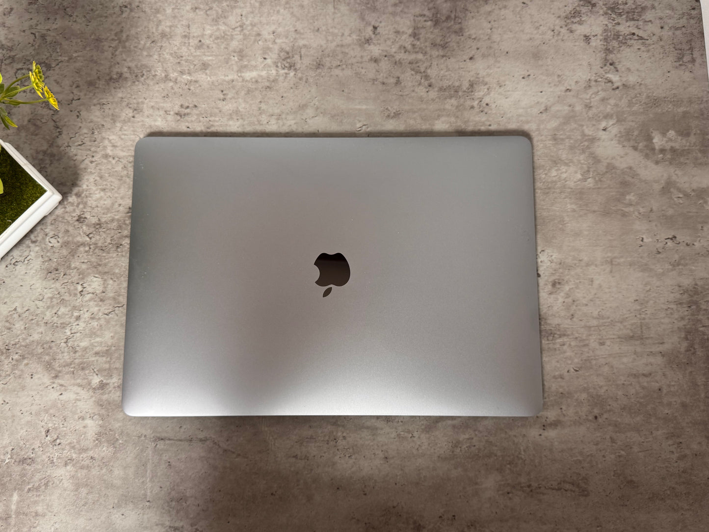 MacBook Pro (2017) [15,4", Touch Bar, Intel Core i7 2,9GHz, 16GB RAM, 512GB SSD, AMD Radeon Pro 560, macOS] grigio