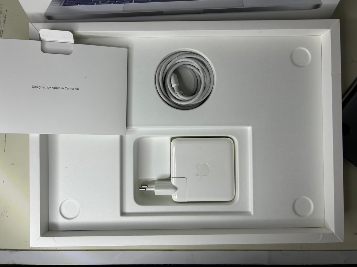 MacBook Pro (Mid 2022) [13,3", Liquid Retina, Touch Bar, Apple M2 8-Core 3,2GHz, 8GB RAM, 512GB SSD, Apple 10-Core, macOS] Grigio