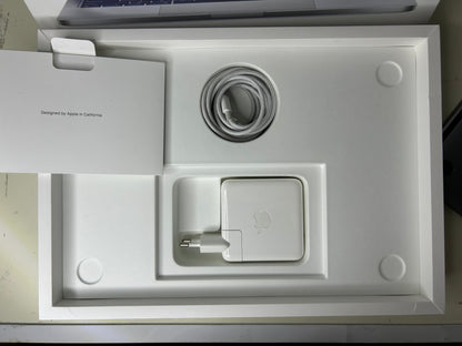 MacBook Pro (Mid 2022) [13,3", Liquid Retina, Touch Bar, Apple M2 8-Core 3,2GHz, 8GB RAM, 512GB SSD, Apple 10-Core, macOS] Grigio