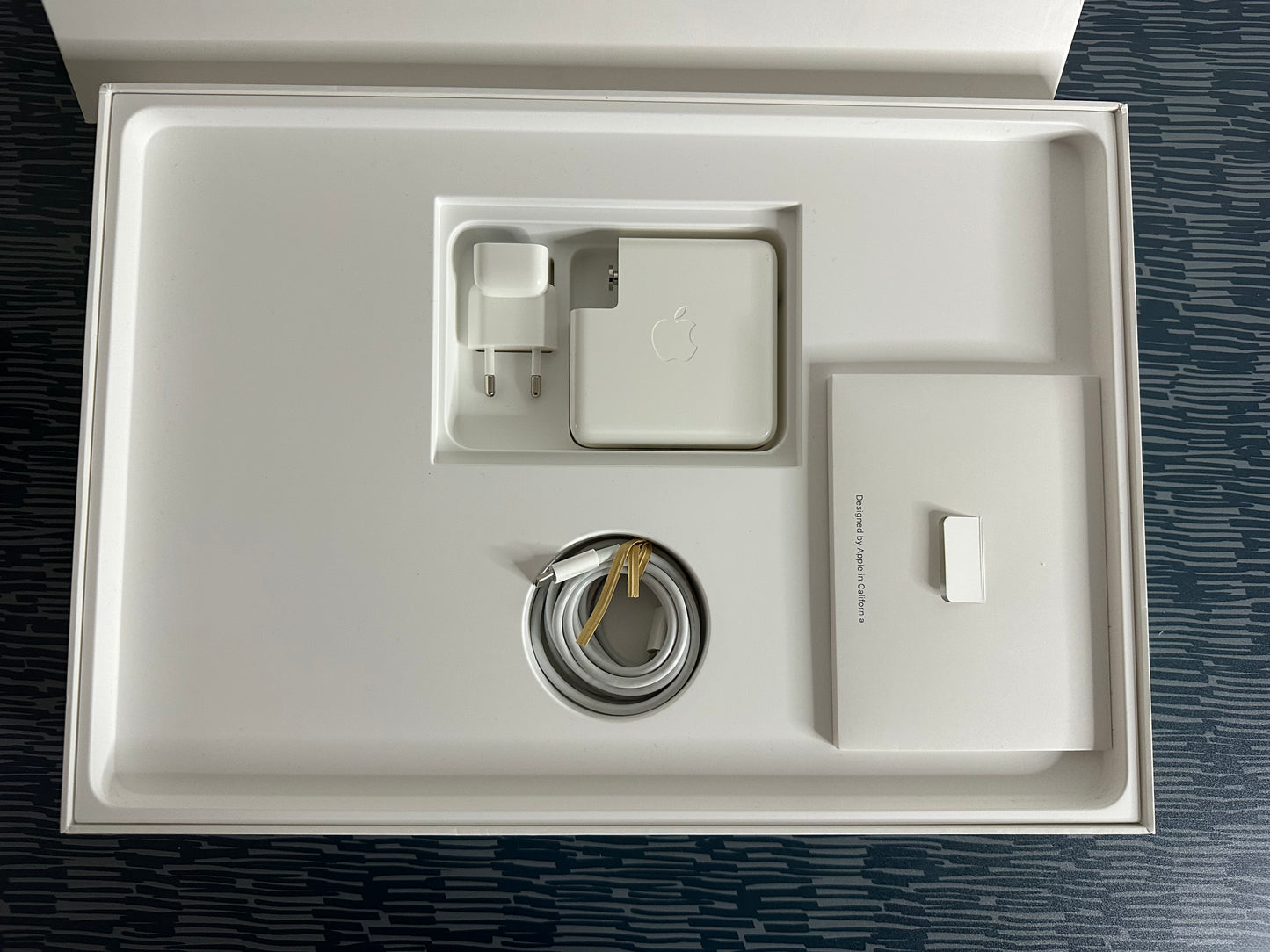 MacBook Pro (Mid 2018) [15,4", Touch Bar, Intel Core i7 2,2GHz, 16GB RAM, 512GB SSD, AMD Radeon Pro 555X, macOS] grigio