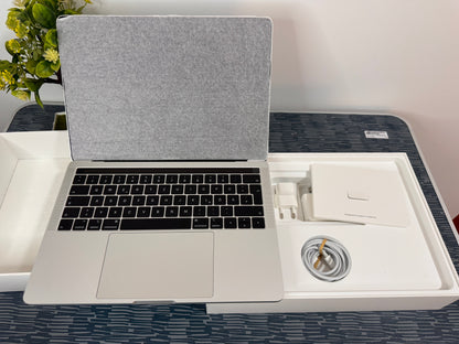 MacBook Pro (2019) [13,3", Touch Bar, Intel Core i5 2,4GHz, 16GB RAM, 512GB SSD, Intel Iris Plus Graphics 655, Mac OS X] argento