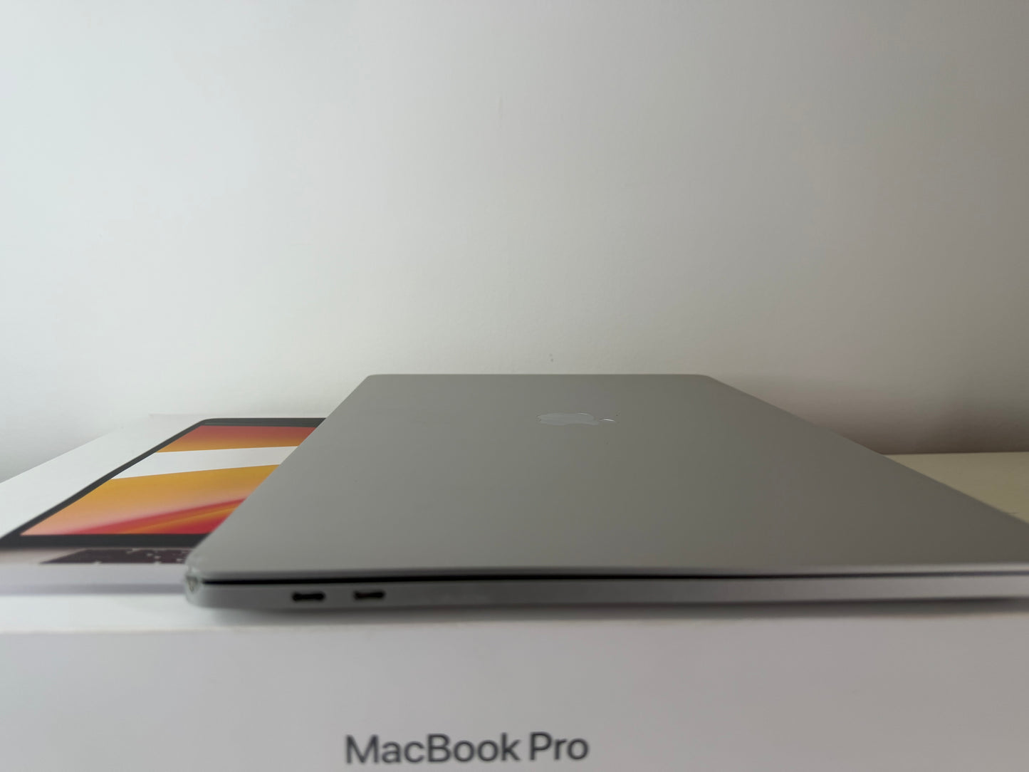 MacBook Pro (2019) [16", Touch Bar, Intel Core i7 2,6GHz, 16GB RAM, 512GB SSD, Intel UHD Graphics 630 + AMD Radeon Pro 5300M, Mac OS] argento