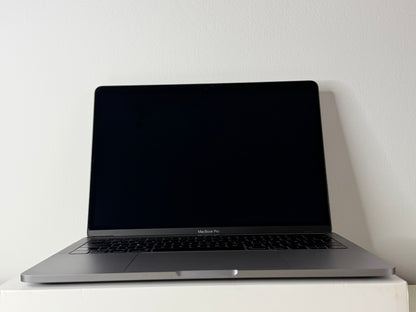 MacBook Pro (2018) [13,3", Touch Bar, Intel Core i5 2,3GHz, 16GB RAM, 256GB SSD, Intel Iris Plus Graphics 655, macOS] Grigio