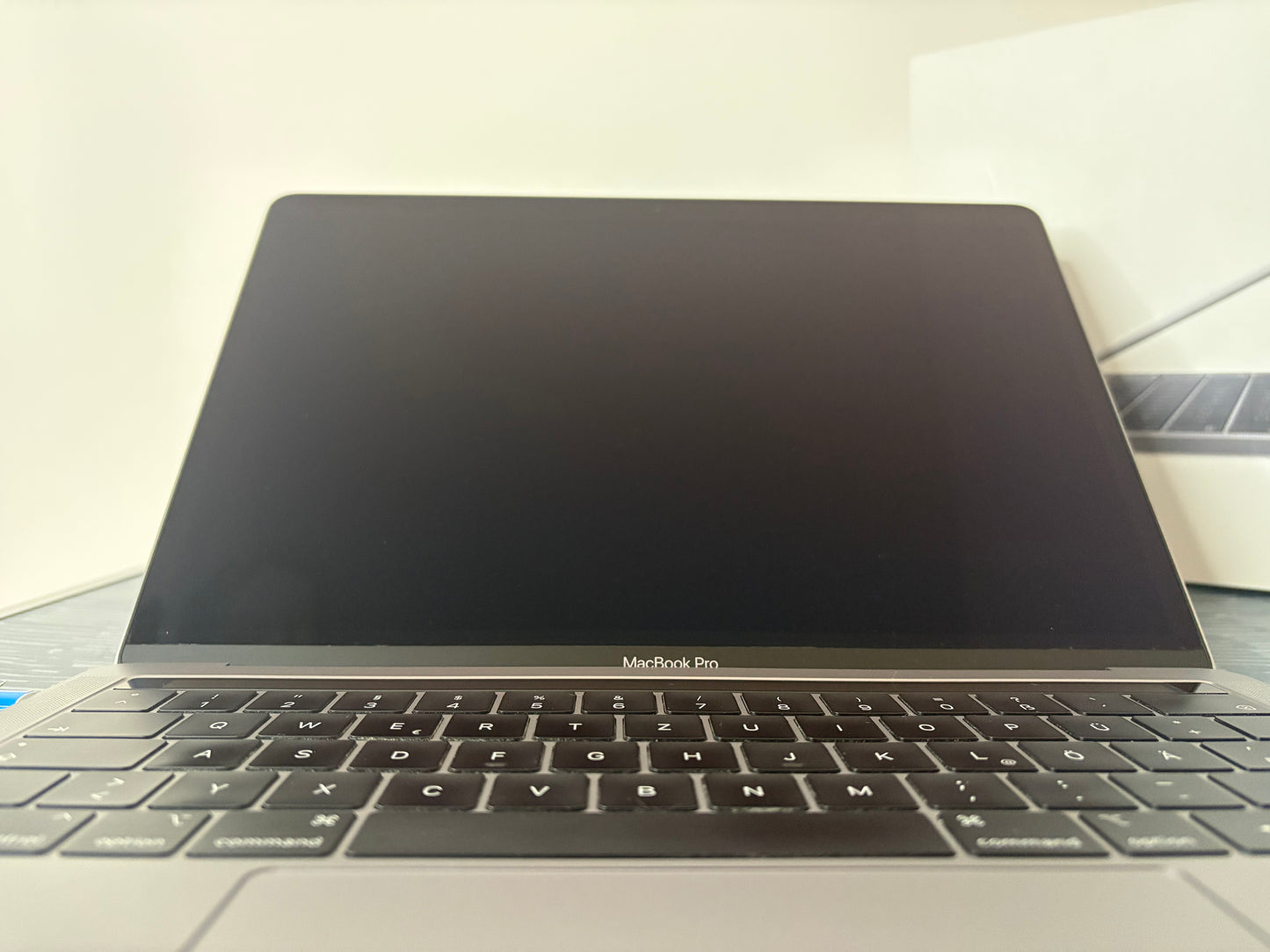 MacBook Pro (Mid 2018) [13,3", Touch Bar, Intel Core i5 2,3GHz, 8GB RAM, 256GB SSD, Intel Iris Plus Graphics 655, macOS] Grigio