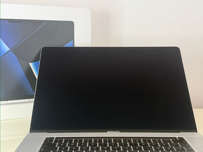 MacBook Pro (2019) [16", Touch Bar, Intel Core i9 2, 3GHz, 16GB RAM, 1TB SSD, AMD Radeon Pro 5500M, Mac OS X] argento